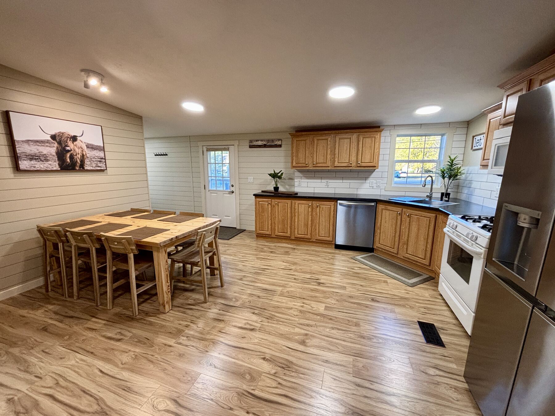 Kitchen and dining table at Whispering River
